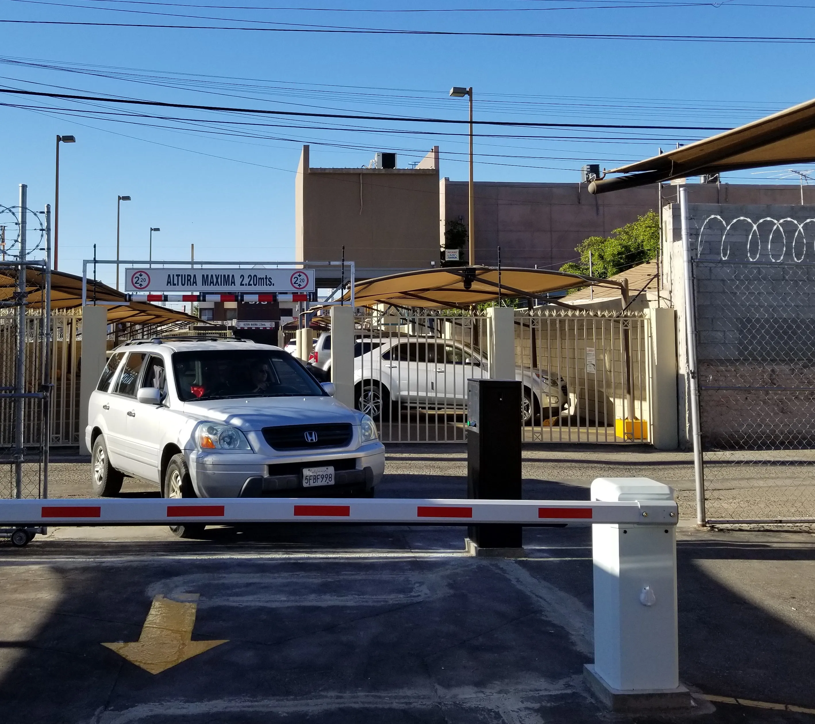 Acceso vehicular con barrera