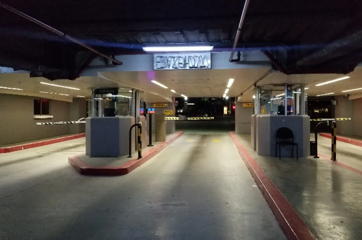 Sistema automático de cobro y acceso para hotel