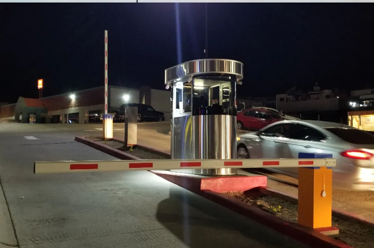 Acceso a plaza comercial con plumas vehiculares