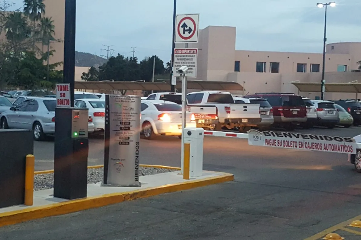 Acceso a estacionamiento automático de hospital privado